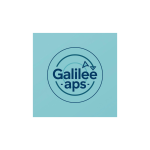 Logo 'Iqra' con libro e lettere arabe fluttuanti (1)